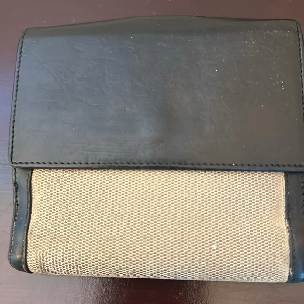 Gucci  wallet. Pre loved condition. - Picture 5 of 6